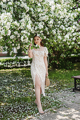 포토 JPG 해외이미지 전신 공원 여자 꽃 잎 목걸이 한명 성인 야외 귀걸이 봄 밀짚모자 쉬폰원피스 성인여자한명만 해외202310 해외포토 식물 모자_잡화 1 계절 원피스 공공시설 장신구 사람 여자한명만 성인여자만 파일형식