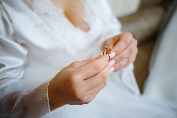 포토 JPG 해외이미지 여자 신부 웨딩드레스 결혼 결혼식 한명 성인 축하 반지 준비 성인여자한명만 해외202310 해외포토 1 드레스 컨셉 장신구 사람 이벤트 여자한명만 성인여자만 파일형식