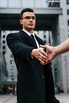 포토 JPG 해외이미지 손 남자 안경 악수 한명 정장 상반신 성인 도시 직장인 비즈니스맨 손내밀기 스마트 성인남자한명만 해외포토 직업 1 잡화 옷 컨셉 비즈니스 사람 손짓 신체부위 남자한명만 성인남자만 파일형식