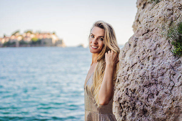 포토 JPG 해외이미지 라이프스타일 응시 드레스 여자 행복 모래 바다 섬 여행 백그라운드 휴가 주택 한명 풍경 해변 야외 물 여름 뷰티 여행객 일몰 활발 낭만 자유 중세 성자 즐거움 휴양지 타운 몬테네그로 발칸반도 부드바 해외202310 해외포토 자연요소 1 시선 옷 계절 감정 종교 컨셉 사람 건물 생활 노을 장소 도시 역사 파일형식