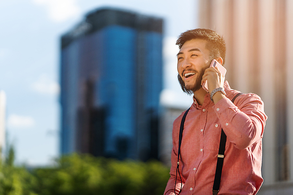 포토 JPG 해외이미지 주간 직업 행복 회사 비즈니스 사업가 성공 수염 말하기 한명 서기 미소 동양인 성인 스마트폰 핸드폰 컬러풀 햇빛 일본 고층빌딩 자료 중국 외침 광선 도시 우아함 계획 연결 무역 경영자 보케 전자상거래 소통 힙스터 카피스페이스 해외202310 해외포토 자연요소 1 패션 감정 산업 아시아 컬러 컨셉 모션 표정 사람 인종 빌딩 전자제품 스마트기기 태양 소리 공백 리더 파일형식