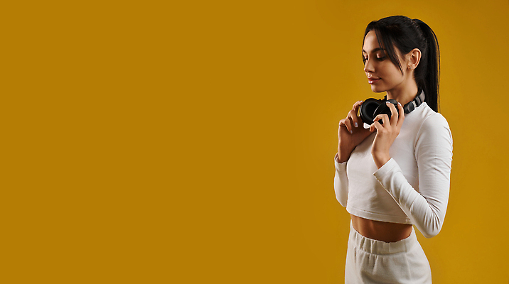 포토 JPG 해외이미지 백인 응시 여자 스포츠 이어폰 생각 갈색머리 실내 건강 관리 한명 서기 사람 정장 성인 운동복 운동 스트레칭 힘 흰색 잡기 날씬함 연습 포니테일 교차 해외202310 해외포토 서양인 1 헤어스타일 시선 옷 컬러 음향기기 모션 내부 몸매 파일형식