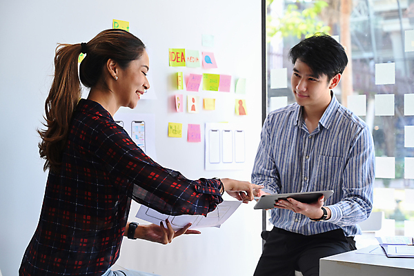 포토 JPG 해외이미지 디자인 응시 여자 남자 종이 비즈니스 설계 상반신 성인 두명 태블릿 칠판 계획 디자이너 UI 성인만 해외202310 해외포토 직업 시선 컨셉 사람 전자제품 스마트기기 파일형식