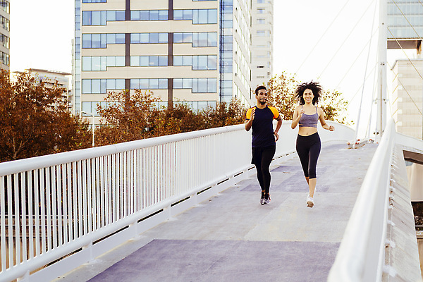 포토 JPG 해외이미지 커플 여자 남자 스포츠 함께함 건강 두명 친구 달리기 조깅 운동 태양 일몰 에너지 도시 도심 날씬함 연습 땀 노력 다인종 마라톤 히스패닉 다민족 달리기선수 주자 해외202310 해외포토 자연요소 컨셉 관계 모션 사람 인종 경기 노을 육상스포츠 몸매 육상선수 파일형식
