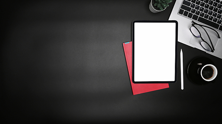 포토 JPG 해외이미지 안경 커피 검은배경 사람없음 컵 노트북 하이앵글 태블릿 사무실 볼펜 오브젝트 카피스페이스 해외202310 해외포토 식기 잡화 음료 뷰포인트 백그라운드 비즈니스 전자제품 스마트기기 펜 검은색 공백 파일형식