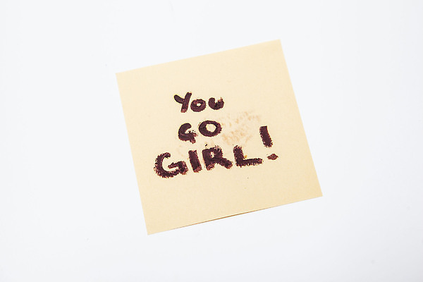 포토 JPG 해외이미지 여자 종이 컨셉 사람없음 노란색 쪽지 메시지 고립 조언 지원 평등 자극 해외202310 해외포토 컬러 사람 파일형식