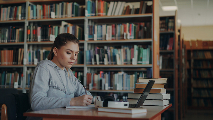 포토 JPG 해외이미지 백인 학생 여자 교육 생각 인터넷 학교 탁자 선반 한명 앉기 책 노트북 학습 컴퓨터 독서 뷰티 디지털 공책 시험 정보 기록 그룹 도서관 집중 교과서 준비 대학교 심각 고등교육 해외202310 해외포토 서양인 1 가구 컨셉 모션 문구용품 교재 사람 전자제품 파일형식