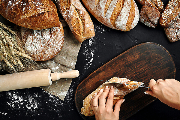 포토 JPG 해외이미지 손 빵 신체부위 여러개 자르기 밀 밀가루 제빵 밀대 식칼 나무도마 핸드메이드 해외202310 해외포토 음식 다수 모션 주방용품 곡류 도마 사람 목재 제과제빵 가루 파일형식