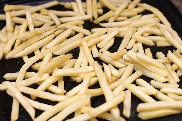 포토 JPG 해외이미지 음식 백그라운드 채소 재료 감자 쟁반 요리 사람없음 냉동 감자튀김 오븐 굽기 준비 반주 해외202310 해외포토 가전제품 튀김 구이 파일형식