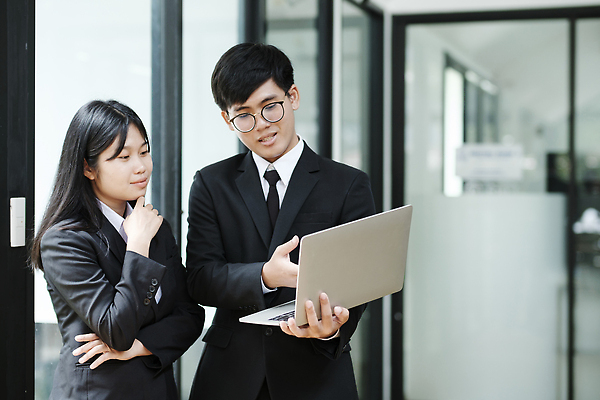 포토 JPG 해외이미지 직업 행복 회사 비즈니스 통신 성공 악수 직장 함께함 기술 대화 사람 두명 사무실 믿음 업무 직장인 비즈니스맨 그룹 토론 종업원 분석 동료 직원 컨설턴트 리더 긍정 동의 지원 통일 프로젝트 해외202310 해외포토 남자 감정 컨셉 관계 말하기 손짓 작업 전문직 상담 파일형식