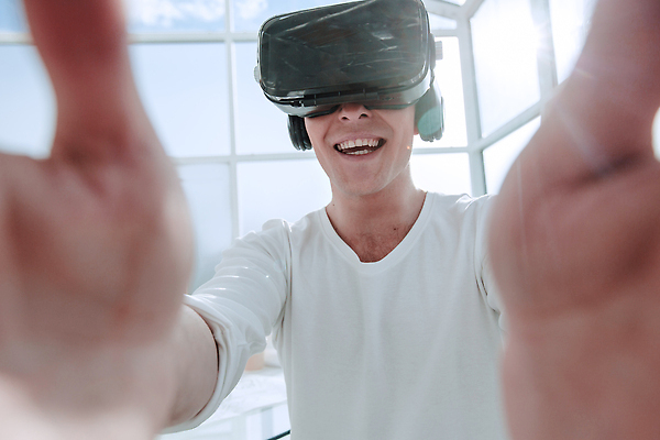 포토 JPG 해외이미지 직업 라이프스타일 남자 안경 상상 놀이 고글 아파트 직장 기술 실내 한명 사람 스터디 사무실 3D 헤드폰 장비 기술자 헬멧 건축가 디자이너 청사진 혁명 다락방 제어 가상 가상현실 현실 해외202310 해외포토 1 잡화 음향기기 컨셉 회사 비즈니스 주택 내부 생활 학습 보호장비 디지털합성 파일형식