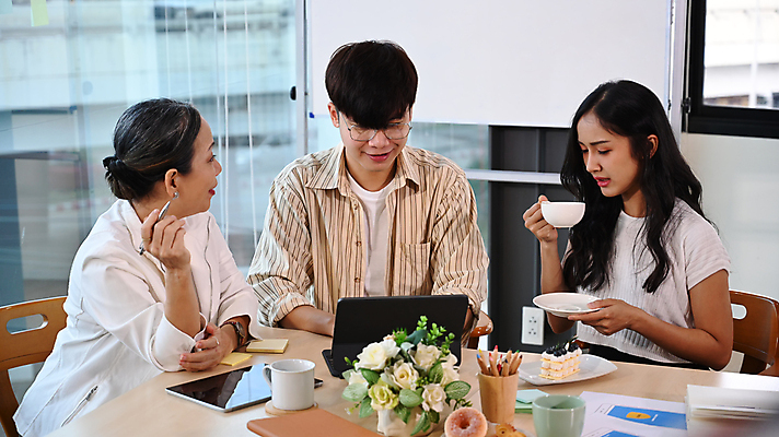 포토 JPG 해외이미지 여자 남자 안경 화초 의자 비즈니스 창문 회의 함께함 앉기 상반신 성인 옆모습 세명 노트북 태블릿 비즈니스맨 비즈니스우먼 그룹 커피잔 책상 직원 화이트보드 성인만 해외202310 해외포토 식물 잡화 커피 뷰포인트 가구 컨셉 모션 잔 사람 전자제품 스마트기기 직장인 파일형식