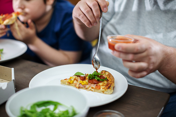 포토 JPG 해외이미지 아들 어린이 거실 다이어트 가족 엄마 피자 한명 소년 상자 케이크 숟가락 식사 최고 뜨거움 아빠 맛 케첩 먹기 기아 비만 만족 향기 아로마 커뮤니티 나눔 토마토소스 루꼴라 해로움 해외202310 해외포토 1 남자 감정 컨셉 채소 관계 모션 디저트 패스트푸드 서양음식 수저 건강 사람 소스_음식 사회이슈 몸매 냄새 파일형식