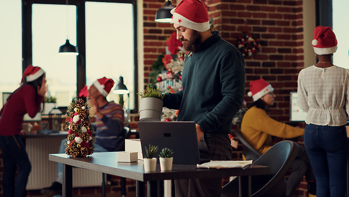 포토 JPG 해외이미지 여자 남자 크리스마스 산타모자 스트레스 직장 서기 앉기 여러명 상반신 성인 옆모습 뒷모습 노트북 사무실 크리스마스트리 슬픔 비즈니스맨 비즈니스우먼 실업 책상 동료 정리 짐싸기 해고 성인만 해외202310 해외포토 모자_잡화 기념일 감정 뷰포인트 가구 다수 회사 비즈니스 관계 모션 사람 전자제품 직장인 파일형식