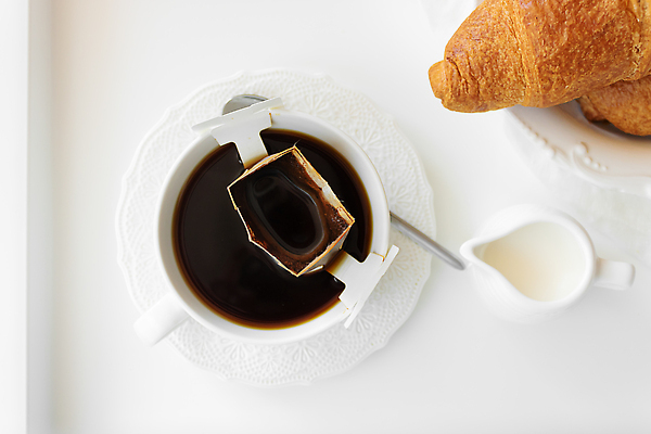 포토 JPG 해외이미지 여자 종이 커피 음료 백그라운드 아침 콩 사람없음 컵 물 갈색 유행 검은색 카페 침실 젖음 흐름 머그컵 침대 신선 뜨거움 붓기 떨어짐 아침식사 상품 굽기 아로마 팩 향 패키지 에스프레소 내추럴 따뜻한음료 순간 아라비카 양조 카페인 필터 맛있는 해외202310 해외포토 주간 자연요소 식기 컬러 가구 컨셉 모션 곡류 사람 상점 식사 화장품 구이 파일형식