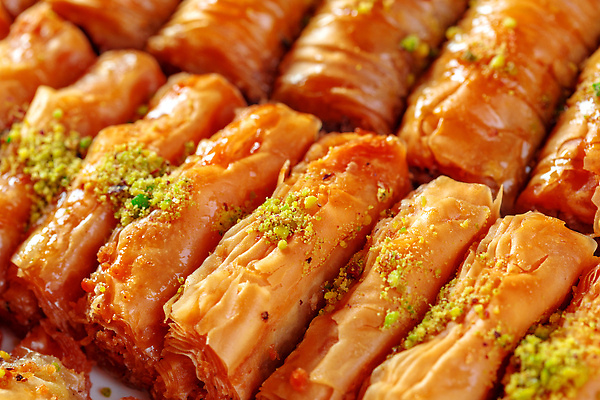 포토 JPG 해외이미지 전통 접시 아시아 문화 음식 조각 백그라운드 재료 디저트 요리 동양인 사람없음 목재 과자 기쁨 빵집 견과류 시골 신선 중앙 차 달콤 맛 아침식사 설탕 굽기 지중해 유기농 호두 시럽 꿀 동쪽 그리스인 점심식사 라마단 아랍어 어려움 페스츄리 피스타치오 핸드메이드 바클라바 맛있는 튀르키예 해외202310 해외포토 서양인 나무 식기 웰빙 감정 나라 음료 빵 바다 컨셉 인종 상점 식사 구이 방향 파일형식