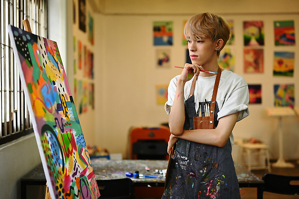 포토 JPG 해외이미지 남자 작업복 한명 동양인 상반신 성인 앞치마 턱괴기 전시 붓 그리기 작업실 그림 작품 캔버스 성인남자한명만 해외202310 해외포토 1 옷 모션 미술 사람 인종 남자한명만 성인남자만 파일형식