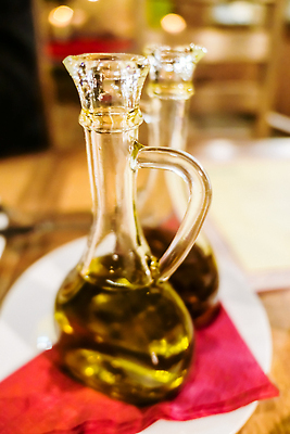 포토 JPG 해외이미지 사람없음 소스 고급 올리브오일 병 천 해외202310 해외포토 식기 컨셉 직물 양념 기름_음식 파일형식