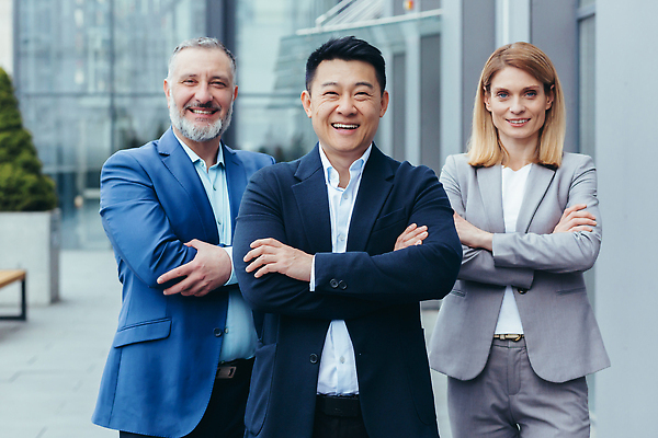 포토 JPG 해외이미지 여자 남자 중년 회사 함께함 정장 상반신 성인 앞모습 세명 팔짱 비즈니스맨 비즈니스우먼 동료 해외202310 해외포토 옷 뷰포인트 컨셉 비즈니스 관계 모션 사람 직장인 파일형식