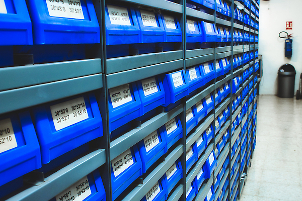 포토 JPG 해외이미지 산업 부분 공장 수치 선반 사람없음 내부 파란색 상자 라벨 쌓기 금속 장비 쓰레기통 닫기 제조 상품 주식 컨테이너 플라스틱 창고 각도 수납 질서 분배 신발장 공급 많음 해외202310 해외포토 컬러 가구 컨셉 공업 모션 재질 그래프 프레임 금융 예절 파일형식