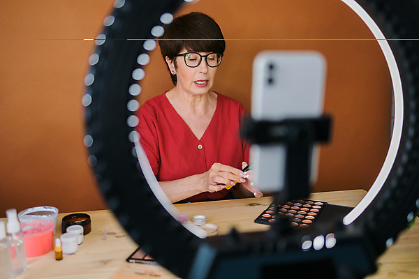 포토 JPG 해외이미지 백인 라이프스타일 여자 얼굴 중년 인터넷 비즈니스 가이드 주택 실내 한명 사람 취미 노트북 뷰티 유행 카메라 디지털 스크린 화장품 거울 장비 흐름 작업 상품 셀프카메라 무선전화기 방송 온라인 동영상 블로거 프리랜서 생존 스타일 크리에이터 1인미디어 해외202310 해외포토 서양인 직업 1 컨셉 성인 내부 건물 생활 신체부위 전자제품 사진촬영 전화기 파일형식