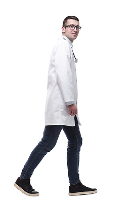 포토 JPG 해외이미지 전신 남자 청진기 한명 서기 성인 의사 흰가운 성인남자한명만 안경낌 해외202310 해외포토 1 안경 의료기기 모션 사람 의료진 가운 남자한명만 성인남자만 파일형식