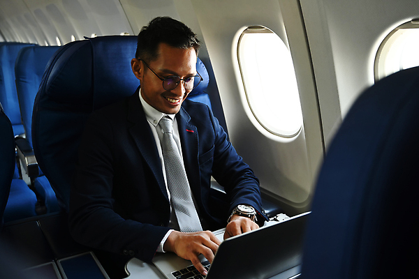 포토 JPG 해외이미지 직업 남자 여행 인터넷 의자 사업가 창문 교통시설 성공 비행기 한명 사람 앉기 정장 내부 금융 경제 노트북 업무 작업 비즈니스맨 네트워크 재산 연결 사이버 무선전화기 스마트 검색 출장 승객 온라인 대패 정중 해외202310 해외포토 1 옷 가구 교통 컨셉 비즈니스 항공교통 모션 대중교통 전자제품 직장인 전화기 시설 파일형식