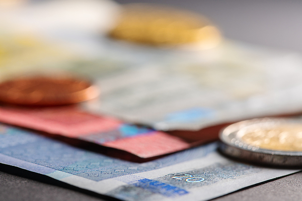 포토 JPG 해외이미지 유럽 지폐 돈 안전 사람없음 빨간색 금융 경제 반사 쌓기 동전 저축 유로 10 변화 시장 재산 닫기 주식 5 계산서 매각 위기 유럽연합 특징 해외202310 해외포토 나라 컬러 컨셉 모션 숫자 파일형식