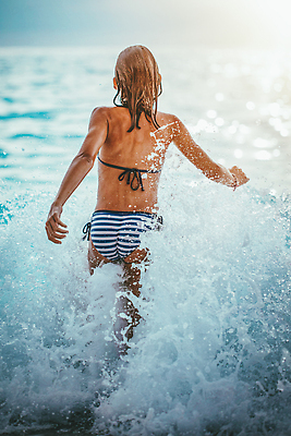 포토 JPG 해외이미지 행복 파도 바다 여행 놀이 휴가 휴식 한명 소녀 뒷모습 세로 물 여름 달리기 뷰티 자유 물방울 떨어짐 지중해 그리스 석호 이국적 카피스페이스 해외202310 해외포토 자연요소 1 계절 여자 감정 유럽 어린이 뷰포인트 컨셉 모션 사람 공백 파일형식