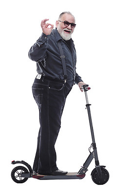 포토 JPG 해외이미지 전신 노년 남자 한명 서기 선글라스 OK 멜빵바지 퀵보드 노인남자한명만 해외202310 해외포토 1 안경 교통수단 바지 모션 사람 손짓 성인 멜빵 남자한명만 노인남자만 파일형식