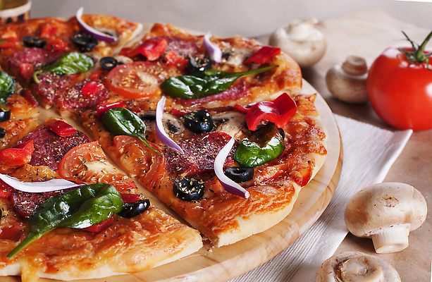 포토 JPG 해외이미지 음식 컬러 조각 백그라운드 토마토 채소 재료 부분 탁자 양파 치즈 피자 실내 요리 사람없음 목재 가로 갈색 버섯 이탈리아 최고 소시지 자르기 천 굽기 먹기 올리브 주걱 후추 모짜렐라치즈 살라미 페퍼로니 전경 해외202310 해외포토 나무 열매 유럽 가구 모션 주방용품 유제품 패스트푸드 서양음식 풍경 내부 직물 가공식품 구이 향신료 파일형식 탑뷰