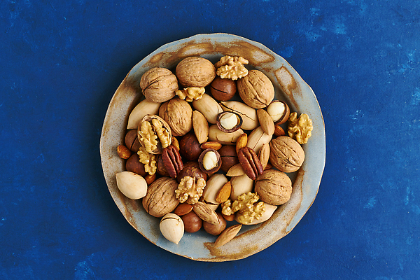 포토 JPG 해외이미지 접시 음식 백그라운드 십자가 다이어트 재료 탁자 건조 건강 종류 씨앗 사람없음 파란색 세트 쌓기 어둠 여러개 견과류 껍질 오픈 그룹 변화 클래식 칼 혼합 자르기 수집 먹기 가득함 호두 아몬드 깨짐 섞기 채식주의자 피칸 해외202310 해외포토 식물 식기 컬러 가구 다수 컨셉 모션 채식 파일형식