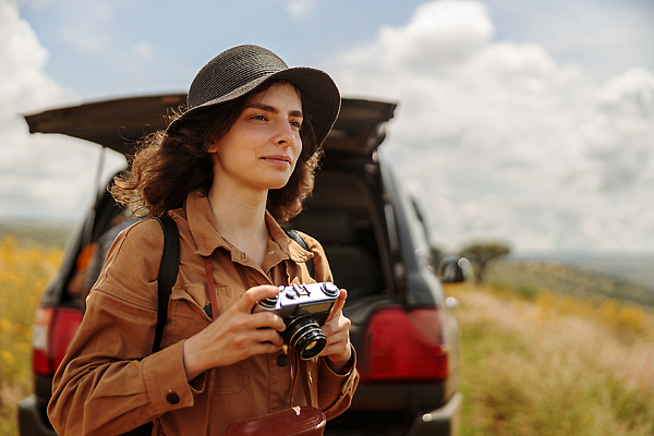 포토 JPG 해외이미지 백인 모자 여자 행복 여행 포즈 백그라운드 컨셉 밭 아프리카 자동차 자연 휴가 한명 미소 사람 상반신 성인 야외 여름 뷰티 여행객 맑음 자유 시골 사파리 나미비아 사바나 카피스페이스 해외202310 해외포토 서양인 1 잡화 계절 감정 나라 육상교통 농업 날씨 표정 공백 생태계 남아프리카 파일형식