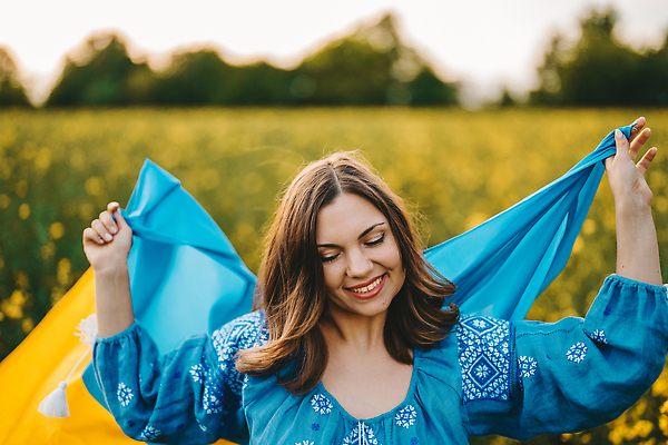 포토 JPG 해외이미지 배너 여자 유럽 문화 백그라운드 하늘 바람 한명 사람 야외 파란색 태양 뷰티 노란색 평화 자유 기도 깃발 보호 심볼 사인 감사 전쟁 애국심 독립 무료 우크라이나 전국 정부 정치 지원 필승 해외202310 해외포토 자연요소 1 감정 나라 컬러 컨셉 날씨 우승 파일형식