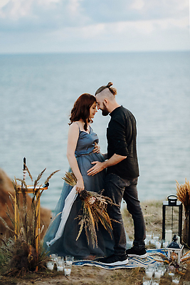 포토 JPG 해외이미지 드레스 옷 남자 2 가족 하늘 결혼식 남편 휴가 휴식 친절 산 수염 따뜻함 웃음 경사 두명 장식 초록색 물 여름 파란색 빛 강 노란색 검은색 일몰 산책 임신 회색 아내 언덕 주말 점토 해외202310 해외포토 자연요소 계절 컬러 결혼 컨셉 관계 표정 사람 노을 파일형식