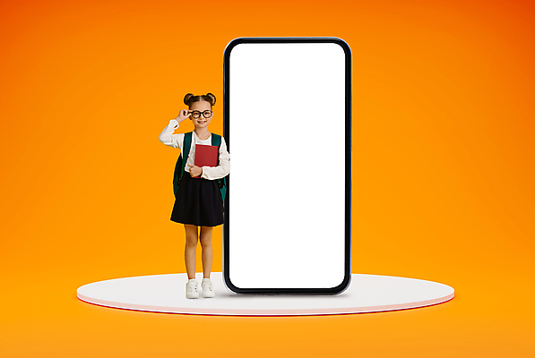 포토 JPG 해외이미지 전신 학생 여자 교복 안경 어린이 백그라운드 책가방 한명 서기 들기 책 스마트폰 스크린 주황색 목업 소녀한명만 카피스페이스 해외포토 1 잡화 옷 컬러 가방 모션 사람 핸드폰 스마트기기 공백 여자한명만 소녀만 파일형식