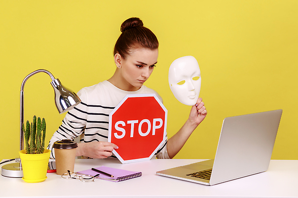 포토 JPG 해외이미지 여자 안경 선인장 경고 가면 한명 들기 상반신 성인 옆모습 노트북 연필 노란색 공책 스탠드 표지판 정지 거절 테이크아웃컵 성인여자한명만 해외202310 해외포토 식물 1 잡화 뷰포인트 컬러 컨셉 모션 문구용품 학용품 조명 알림판 사람 컵 전자제품 필기구 여자한명만 성인여자만 파일형식