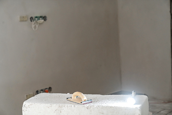 포토 JPG 해외이미지 직업 손 산업 벽 백그라운드 건축양식 표면 노동자 바닥 주택 실내 안전 사람없음 내부 건물 페인트 방 장비 흰색 도구 공구 업무 수리 매끈함 모종삽 질감 시멘트 먼지 화가 주걱 닦기 건축업자 마무리 미장 석고 업그레이드 조작 콘크리트 해외202310 해외포토 건축물 건축 컬러 모션 주방용품 신체부위 작업 감각 삽 파일형식