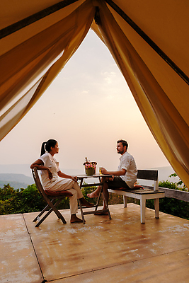 포토 JPG 해외이미지 나무 라이프스타일 커플 계절 공원 여자 남자 여행 가족 태국 자연 하늘 아침 휴가 휴식 산 텐트 야외 두명 초록색 빛 뷰티 여행객 일출 환경 황혼 일몰 캠핑 하이킹 소나무 고급 저녁 숲 모닥불 캠핑장 장면 내추럴 해외202310 해외포토 주간 식물 공공시설 아시아 컬러 컨셉 관계 불 레저 캠핑도구 사람 생활 노을 야간 생태계 파일형식