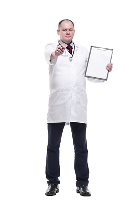 포토 JPG 해외이미지 전신 남자 청진기 한명 서기 성인 펜 의사 가리킴 문서 서류판 흰가운 성인남자한명만 해외202310 해외포토 1 의료기기 모션 사람 손짓 필기구 사무용품 의료진 가운 남자한명만 성인남자만 파일형식