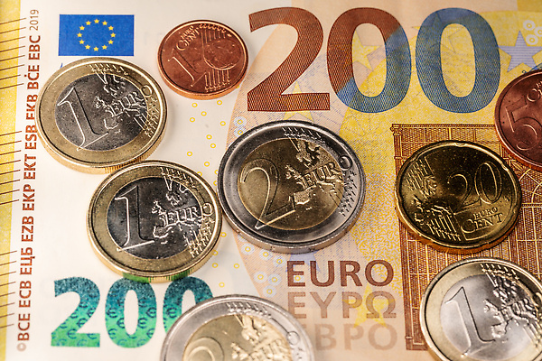 포토 JPG 해외이미지 유럽 종이 백그라운드 지폐 돈 2 비즈니스 새로움 사람없음 금융 경제 노란색 동전 쪽지 저축 유로 흰색 재산 구매 가격 투자 이익 환율 계산서 빚 고립 수도권 수입 비용 해외202310 해외포토 나라 컬러 컨셉 쇼핑 지역 파일형식