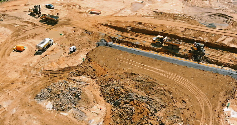 포토 JPG 해외이미지 가정 통 사람없음 물 환경 건설현장 수확 파이프 폭풍 시스템 수납 지하 빗물 낭비 배수구 땅바닥 설치 파이프라인 하수 해외202310 해외포토 자연요소 컨셉 농업 날씨 바닥 건설업 비_날씨 파이프_관 파일형식