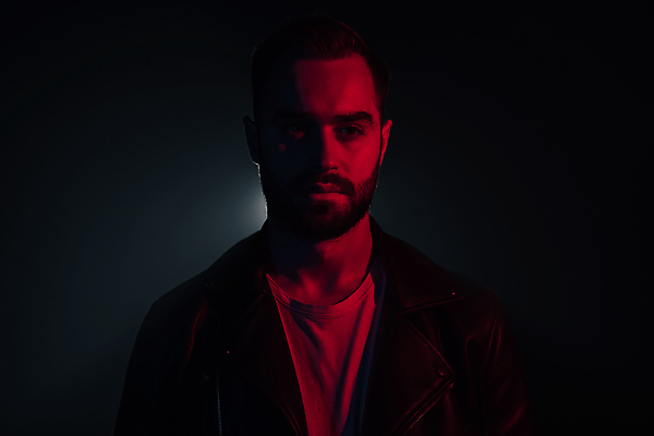 포토 JPG 해외이미지 스튜디오촬영 백인 1 라이프스타일 남자 행복 감정 얼굴 음악 분홍색 백그라운드 실내 미술 한명 미소 사람 소년 성인 파란색 빛 뷰티 파티 유행 검은색 어둠 댄서 표현 춤 야간 시원함 클럽 디스코 네온 고립 스타일 힙스터 해외202310 해외포토 자연요소 서양인 직업 패션 어린이 컬러 문화예술 표정 이벤트 내부 생활 신체부위 파일형식