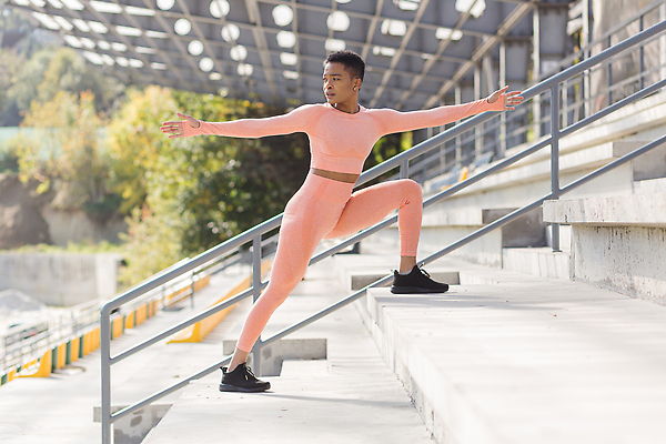 포토 JPG 해외이미지 라이프스타일 여자 스포츠 흑인 신체 다이어트 요가 아침 근육 건강 한명 사람 야외 운동복 조깅 운동 힘 공연 에너지 몸무게 결심 날씬함 연습 근육질 긍정 체조 팔 복근 필라테스 힘찬 자극 해외202310 해외포토 주간 서양인 1 웰빙 옷 컨셉 이벤트 생활 신체부위 몸매 파일형식