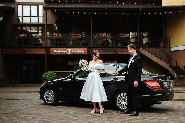 포토 JPG 해외이미지 커플 드레스 행복 신랑 2 우산 가족 함께함 정장 두명 빛 검은색 산책 흰색 도시 우아함 흐림 해외202310 해외포토 옷 감정 컬러 결혼 컨셉 관계 날씨 휴식 사람 파일형식