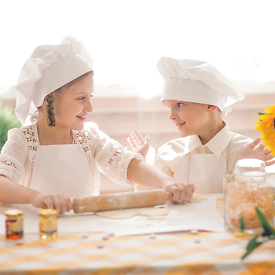 포토 JPG 해외이미지 여자 남자 어린이 요리사모자 소년 상반신 마주보기 주방 요리사 앞치마 식탁보 밀기 즐거움 반죽 밀대 어린이만 해외202310 해외포토 직업 모자_잡화 감정 모션 주방용품 사람 파일형식