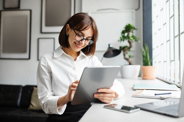 포토 JPG 해외이미지 백인 직업 여자 유럽 안경 인터넷 비즈니스 CEO 설계 직장 한명 미소 사람 내부 금융 사무실 알약 타이핑 업무 비즈니스우먼 자신감 뉴스 고객 손목시계 경영자 투자 온라인 해결 계좌 마케팅 심각 혼자 카피스페이스 해외202310 해외포토 서양인 1 잡화 감정 나라 시계 컨셉 회사 장신구 표정 경제 약 공백 작업 직장인 리더 파일형식