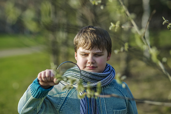 포토 JPG 해외이미지 백인 옷 공원 행복 아들 어린이 잎 2 가족 놀이 돋보기 함께함 건강 한명 미소 사람 소년 야외 친구 카메라 정원 봄 추위 시골 관찰 숲 작음 쌍둥이자리 세대 캡모자 해외202310 해외포토 서양인 식물 모자_잡화 1 계절 공공시설 남자 감정 컨셉 관계 모션 표정 전자제품 별자리 크기 파일형식