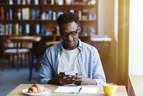 포토 JPG 해외이미지 남자 빵 흑인 실내 한명 들기 상반신 성인 앞모습 스마트폰 학습 북카페 성인남자한명만 카공족 해외202310 해외포토 서양인 1 교육 음식 뷰포인트 모션 사람 내부 핸드폰 스마트기기 카페 신조어 약어 남자한명만 성인남자만 파일형식