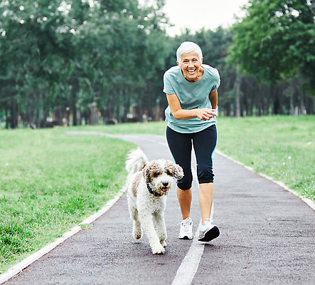 포토 JPG 해외이미지 동물 백인 라이프스타일 공원 여자 노년 행복 스포츠 자연 건강 사랑 한명 미소 사람 성인 야외 물 여름 반려동물 달리기 조깅 운동 활발 개 60대 은퇴 옛날 해외202310 해외포토 자연요소 서양인 1 계절 공공시설 감정 컨셉 포유류 모션 표정 생활 생태계 파일형식